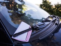 ¿Puedo contratar una grúa para que retire un coche que bloquea la entrada a mi vivienda?